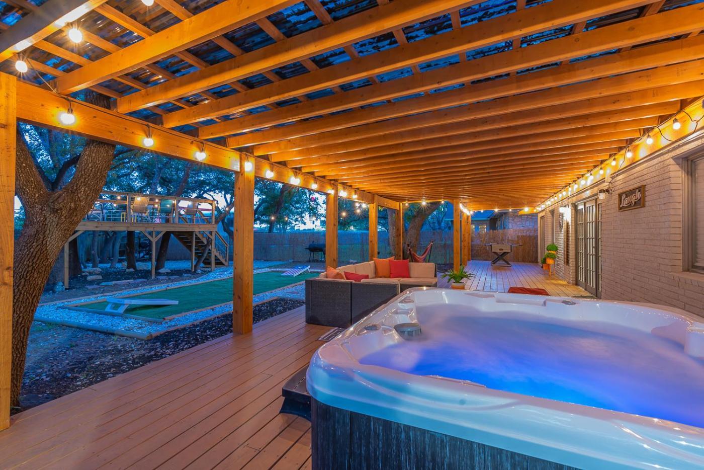 Luxurious Home With Hot Tub & Tree Deck By 6Flags San Antonio Dış mekan fotoğraf