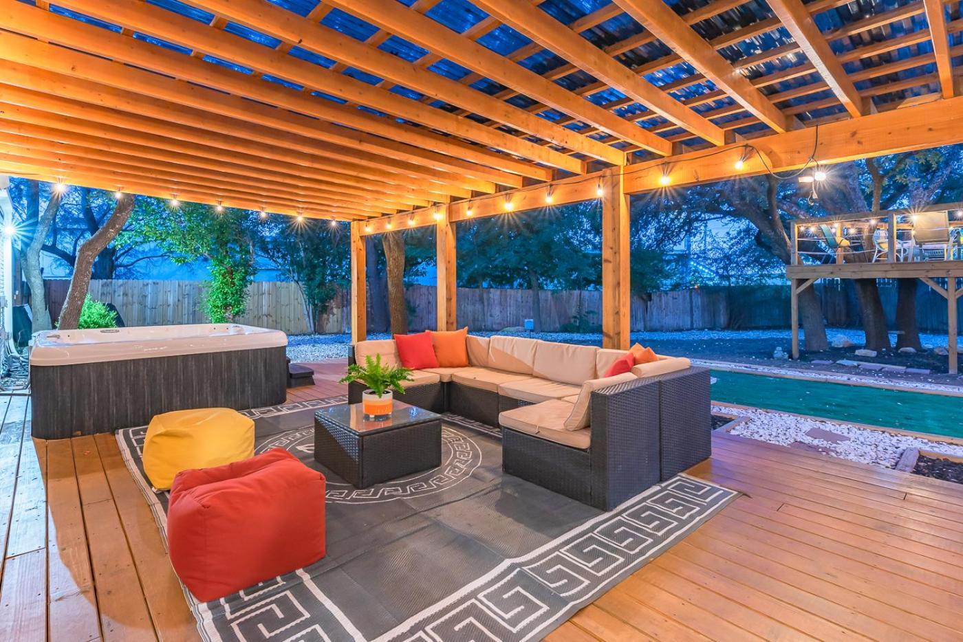 Luxurious Home With Hot Tub & Tree Deck By 6Flags San Antonio Dış mekan fotoğraf
