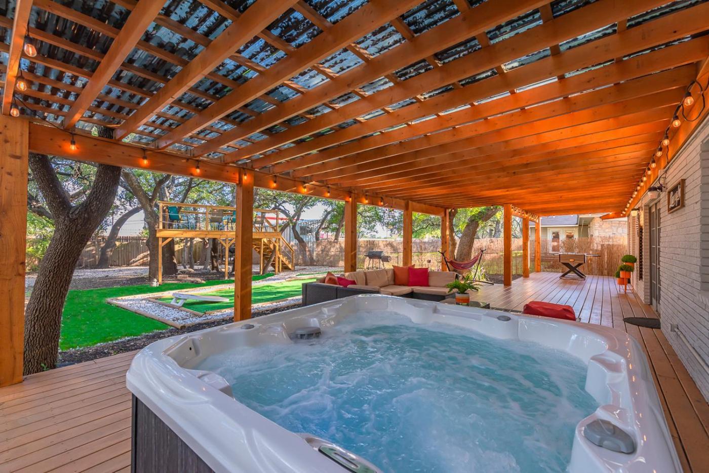 Luxurious Home With Hot Tub & Tree Deck By 6Flags San Antonio Dış mekan fotoğraf