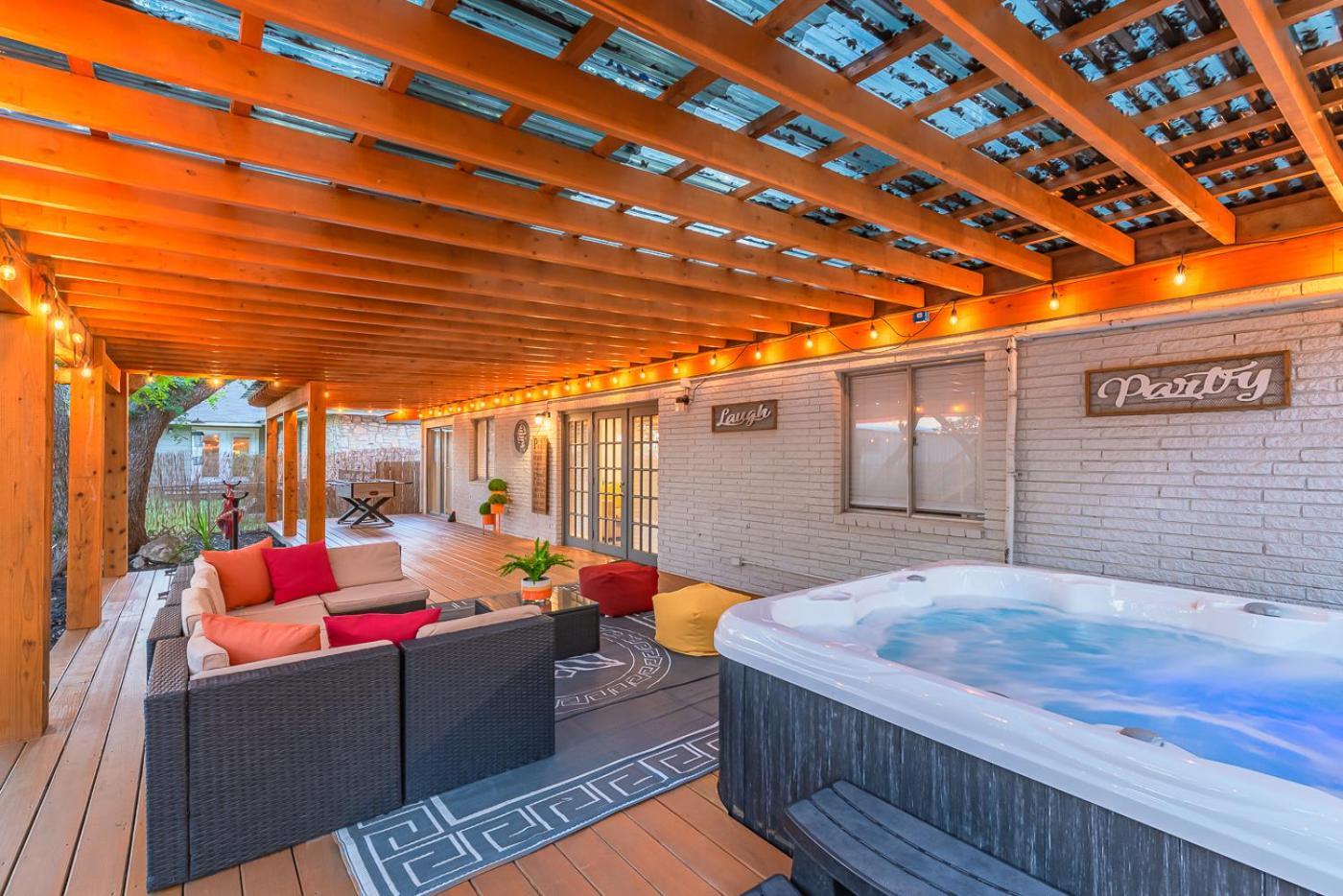 Luxurious Home With Hot Tub & Tree Deck By 6Flags San Antonio Dış mekan fotoğraf