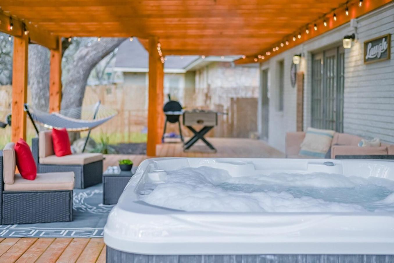 Luxurious Home With Hot Tub & Tree Deck By 6Flags San Antonio Dış mekan fotoğraf